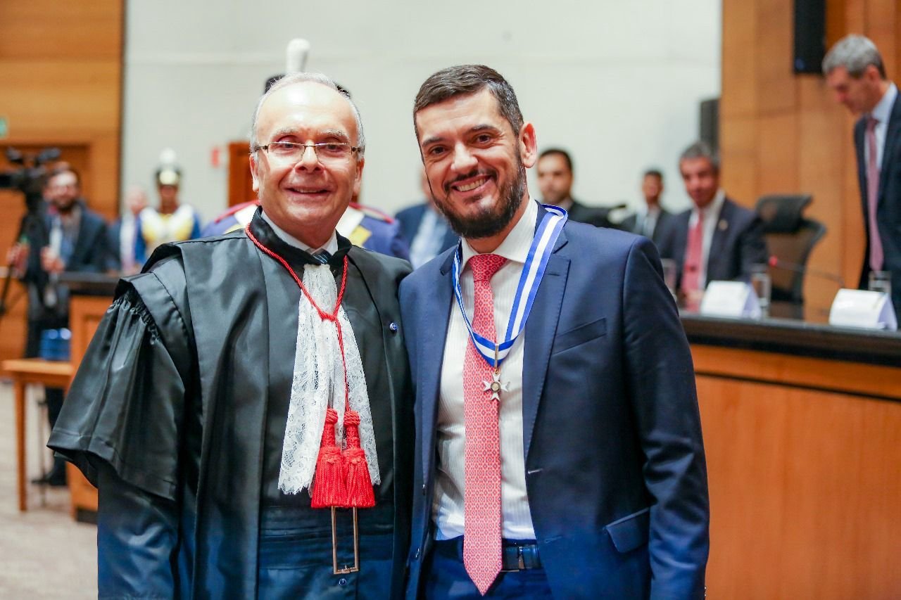 Presidente da Alerj, Rodrigo Bacellar, recebe colar do Mérito Judiciário