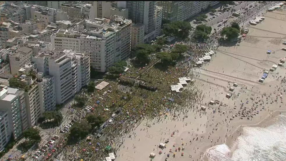 Rio: Bolsonaro reúne apoiadores na praia de Copacabana
