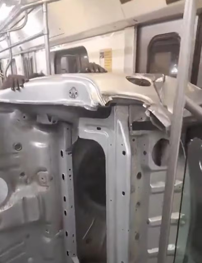 Passageiro transporta carcaça de carro em trem da Supervia