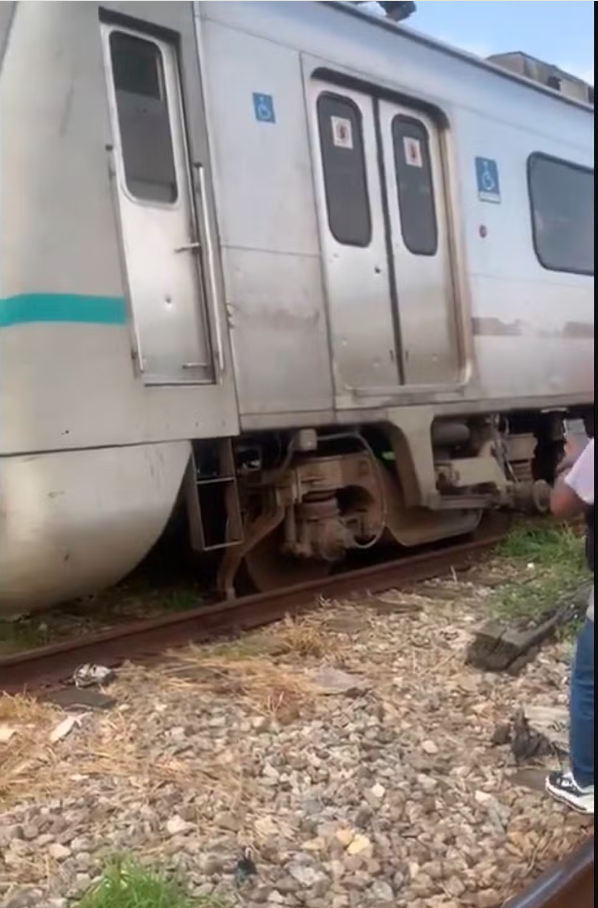 Trem descarrila em cidade no Rio de Janeiro