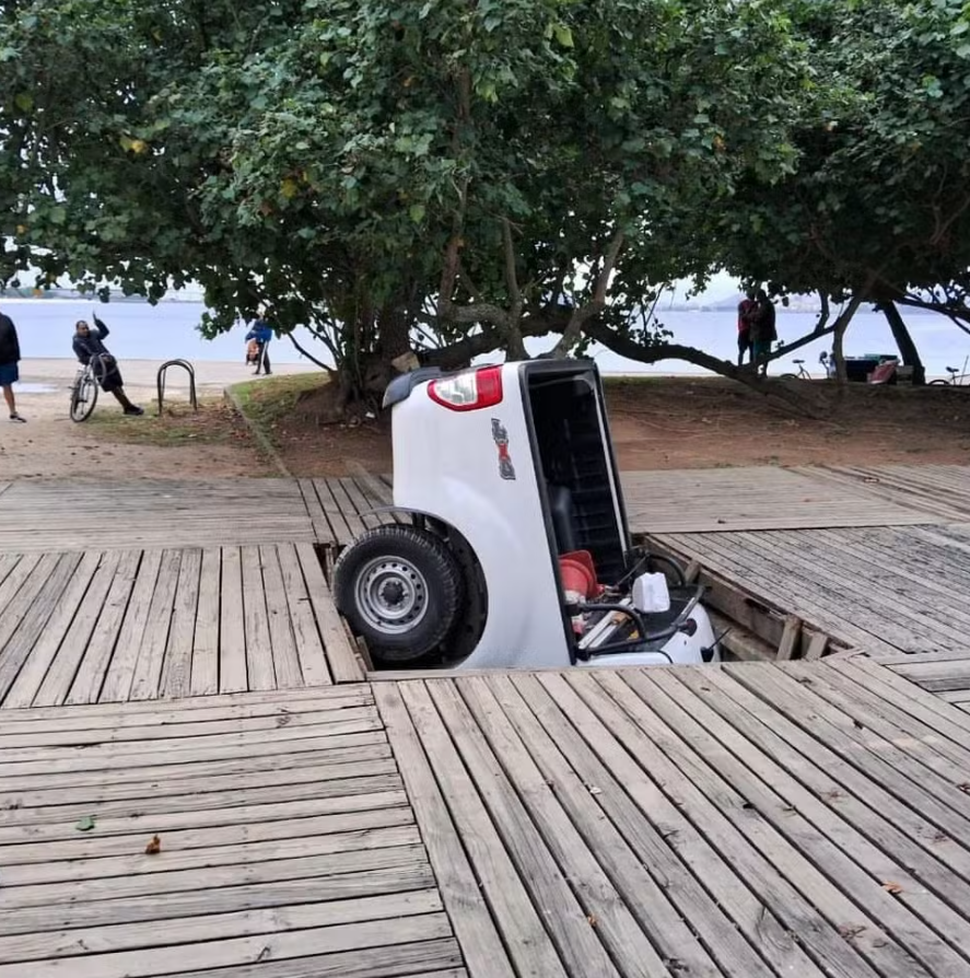 Carro da prefeitura do Rio afunda em deque de madeira no Aterro do Flamengo