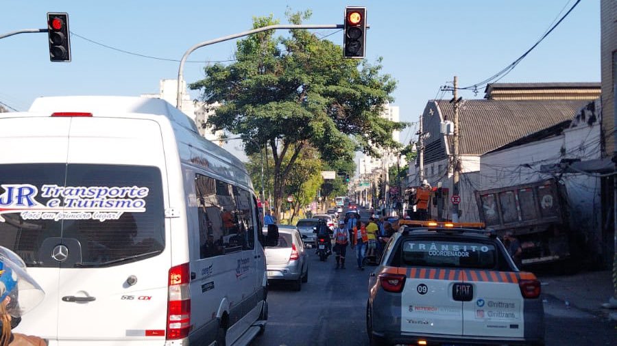 Caminhão perde o freio e causa grave acidente na Alameda em Niterói