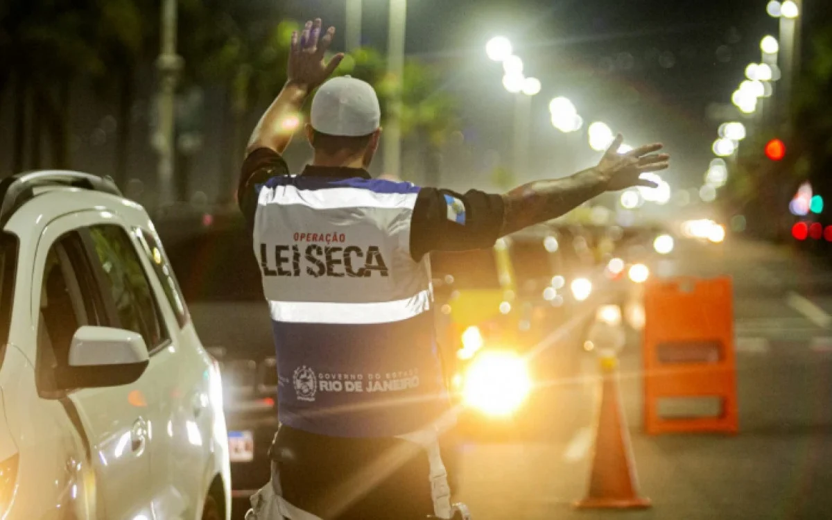 RJ: Operação Lei Seca prende foragido da justiça e apreende armas e munições