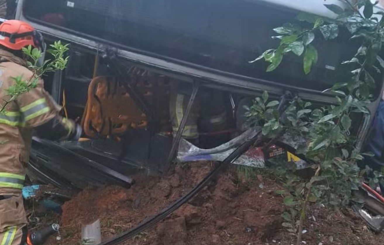 Ônibus capota na Região Metropolitana do Rio deixando 1 morto e 24 feridos