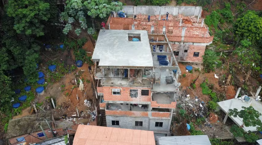 Seop e Polícia Militar iniciam demolição de prédios irregulares na zona Sul do Rio