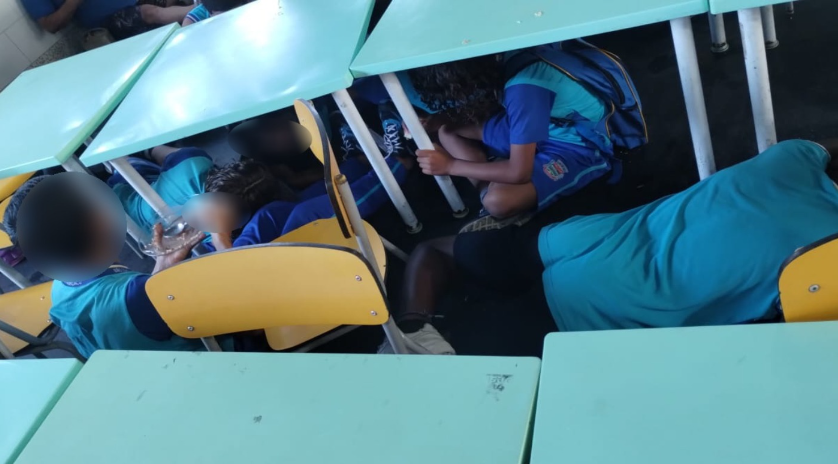Alunos se protegem no chão de escola durante tiroteio em São Gonçalo