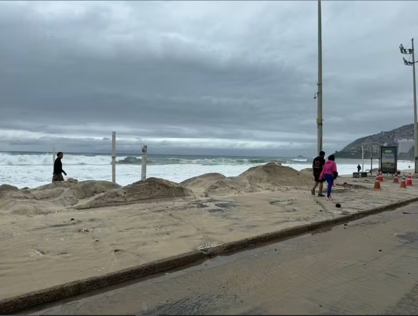 Ressaca no Leblon: Ondas invadem o calçadão da orla