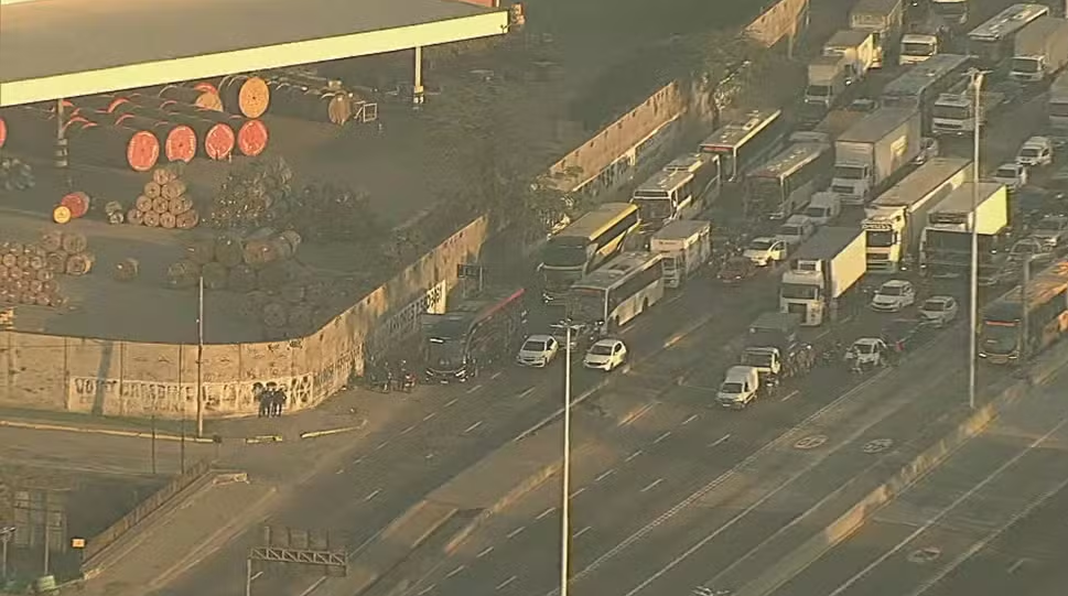 Tiroteio fecha na Avenida Brasil na altura de Cordovil