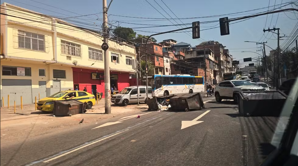 Manifestantes bloqueiam parte da Avenida Marechal Rondon na Zona Norte do Rio