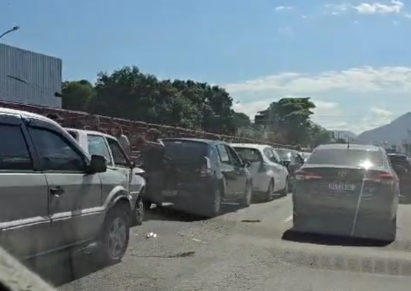 Maricá: Acidente envolvendo três veículos causa congestionamento na RJ-106