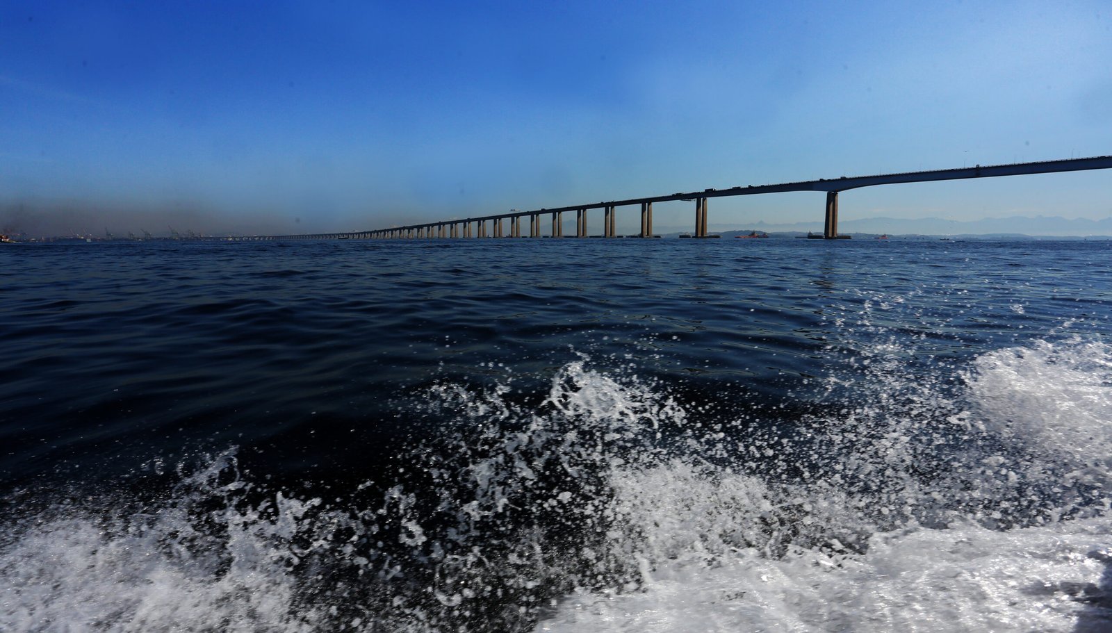 Rio reduz despejo de esgoto na Baía de Guanabara