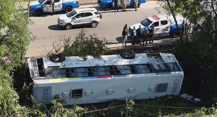 Ônibus cai em canal na Cidade de Deus e deixa mais de 30 feridos no Rio