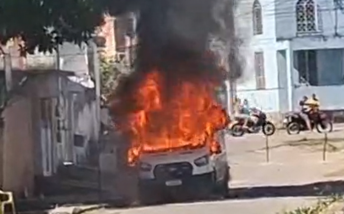 São Gonçalo: Homem incendeia ambulância do Samu após surto psiquiátrico