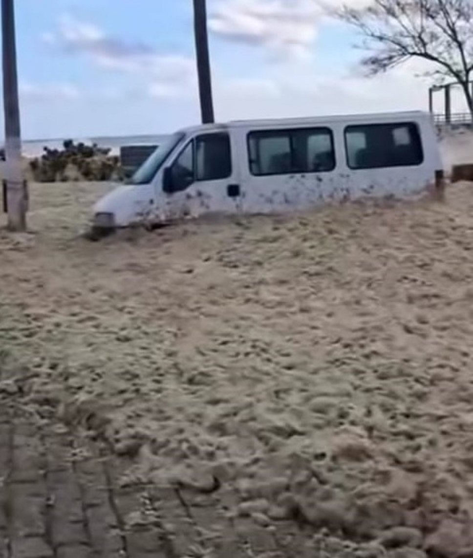 Ressaca atinge o litoral do RJ e provoca interdições em orlas