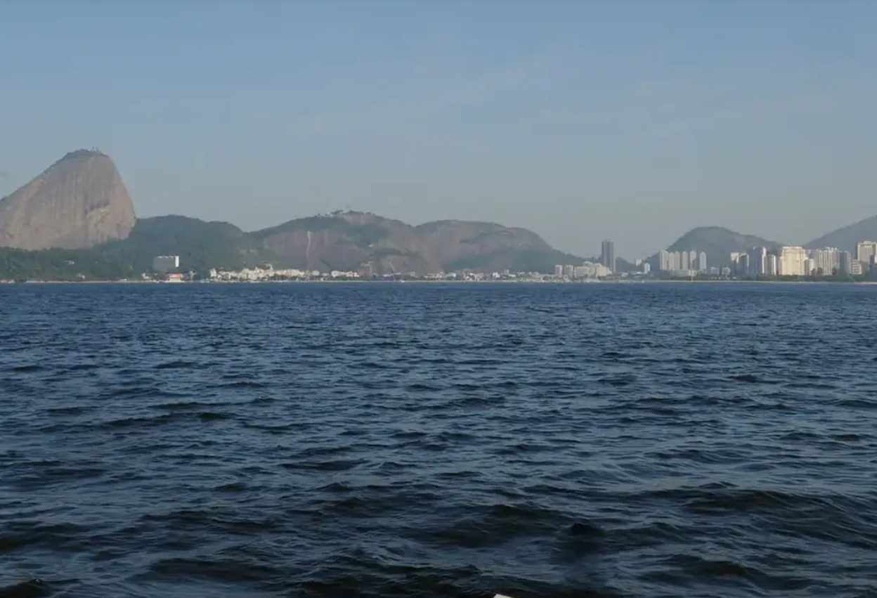 Corpo é localizado na Baía de Guanabara; identidade ainda será confirmada pelo IML