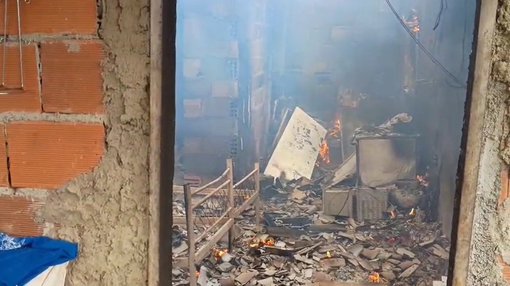 Mulher perde casa em incêndio no bairro Bambuí, em Maricá