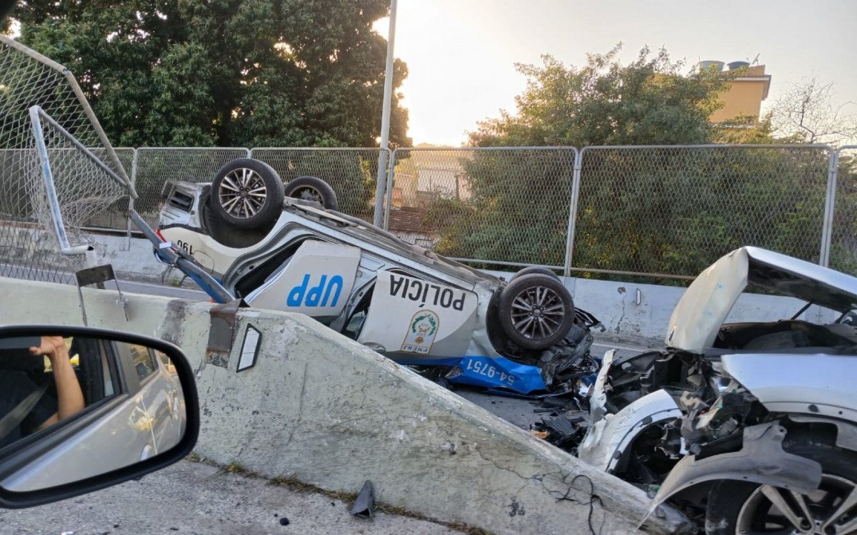 Viatura da PM capota após ser atingida por carro na Linha Amarela