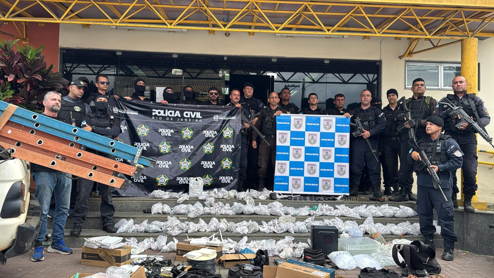 Polícia apreende R$ 800 mil em drogas e fecha central de internet em Maricá