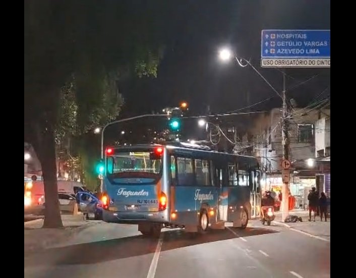 Criminosos bloqueiam Alameda São Boaventura após operações policiais em Niterói
