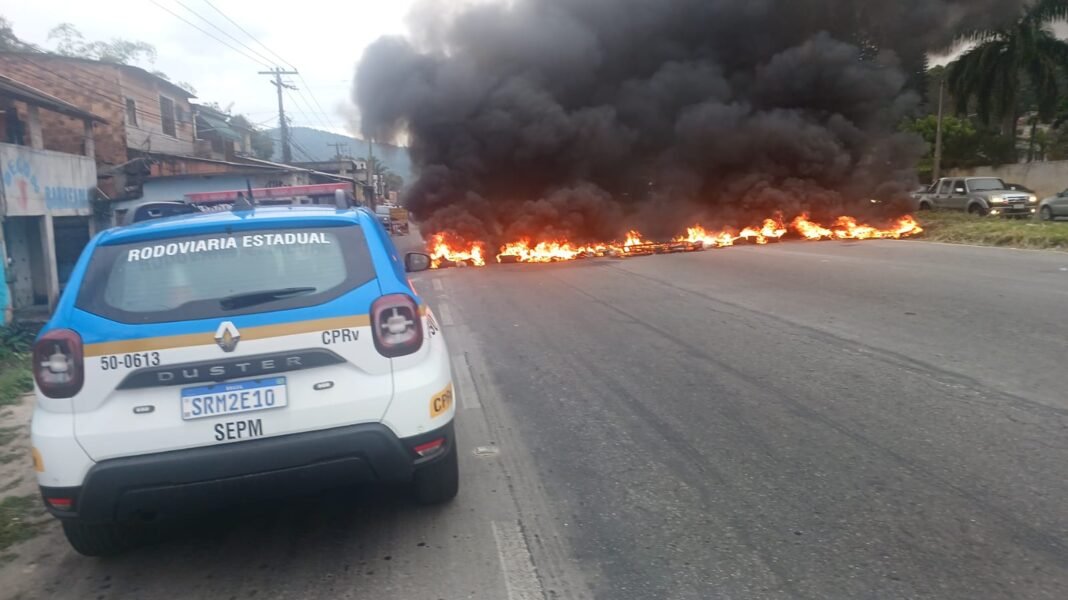 Moradores voltam a protestar na RJ-106 após morte de idoso em Rio do Ouro