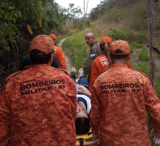 Jovem é resgatada pela Guarda Municipal após acidente na Trilha Tupinambá, em Niterói