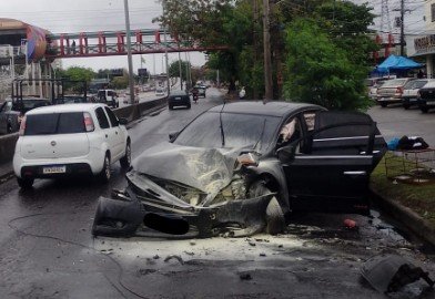 Colisão em Irajá complica o trânsito na Avenida Brasil, sentido Zona Oeste