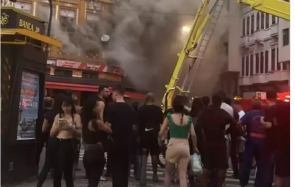 Incêndio interdita Avenida Gomes Freire e complica o trânsito no Centro do Rio