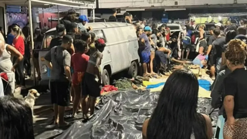 Moradores levam dezenas de corpos para praça após operação policial no Complexo da Penha
