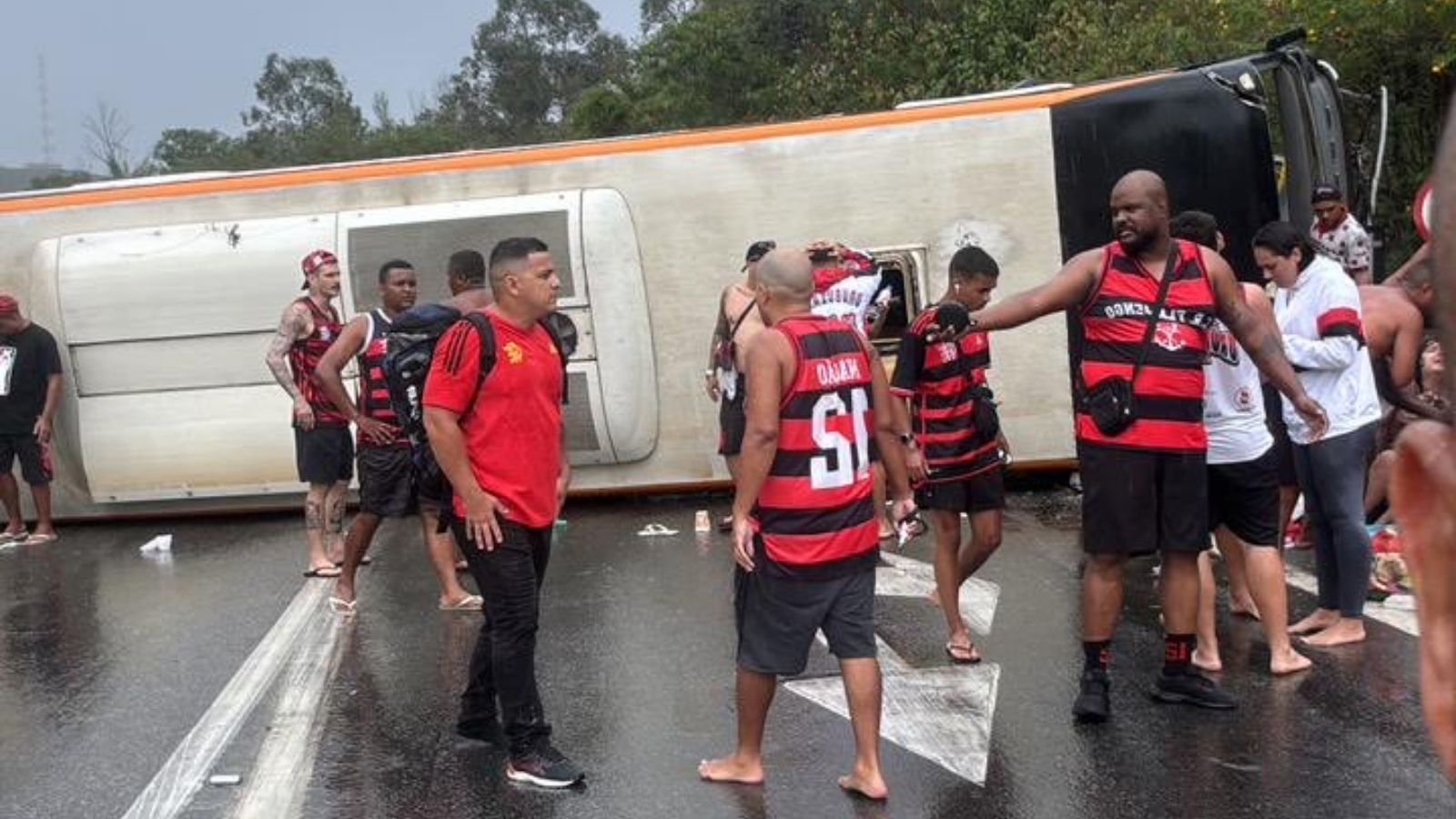 Ônibus com torcedores do Flamengo tomba a caminho da Argentina