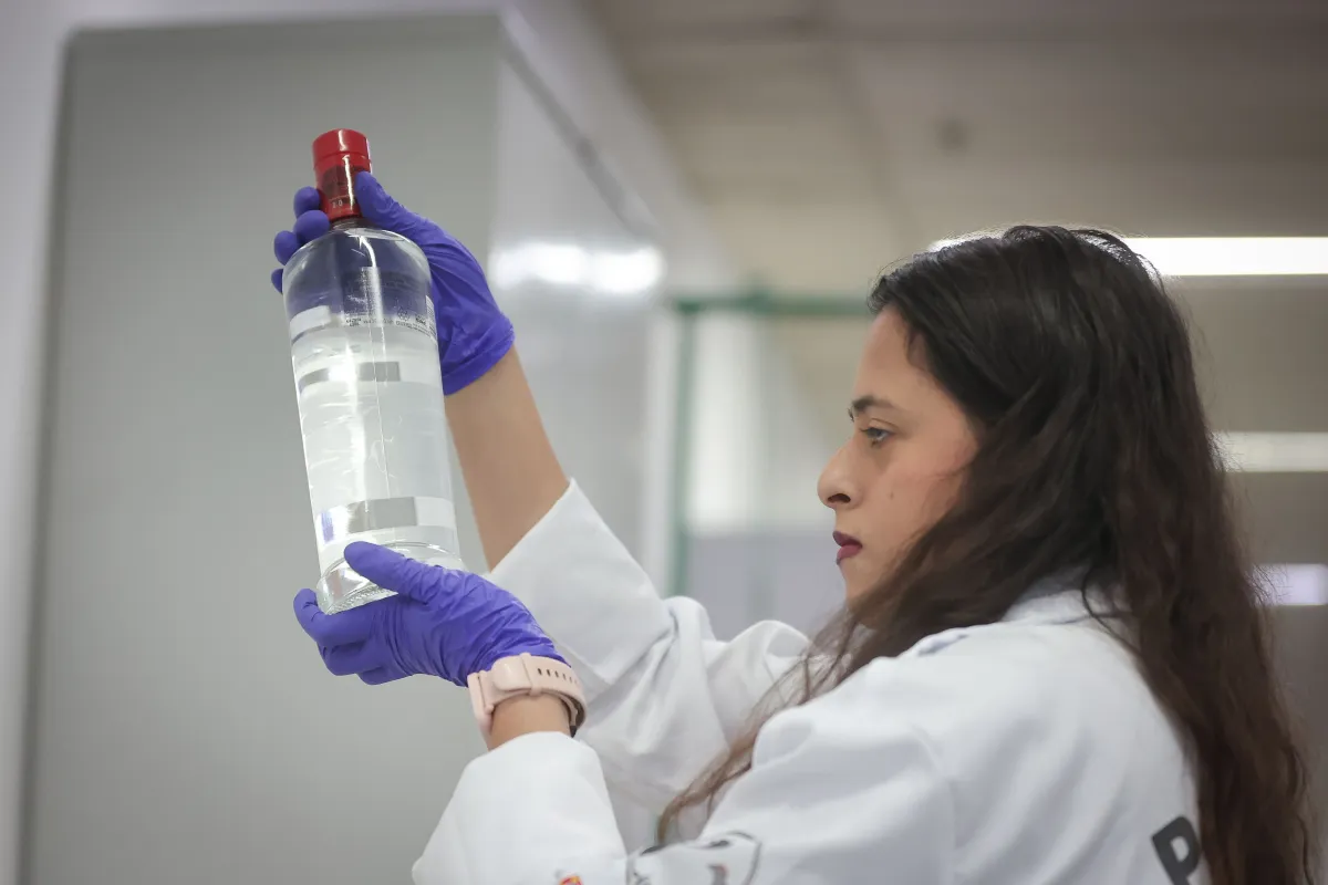 Casos de metanol no Rio aumentam e alerta à população é reforçado
