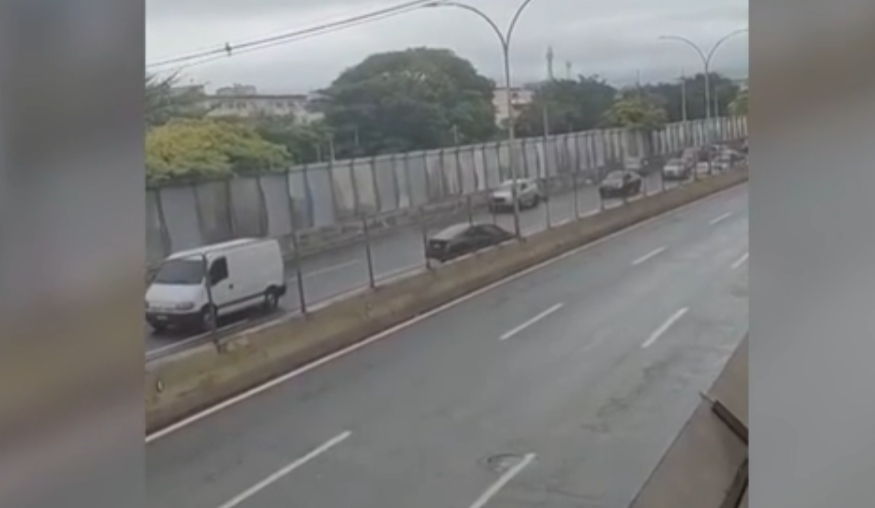 Tiroteio na Linha Amarela deixa uma mulher morta e um homem ferido na altura da Maré