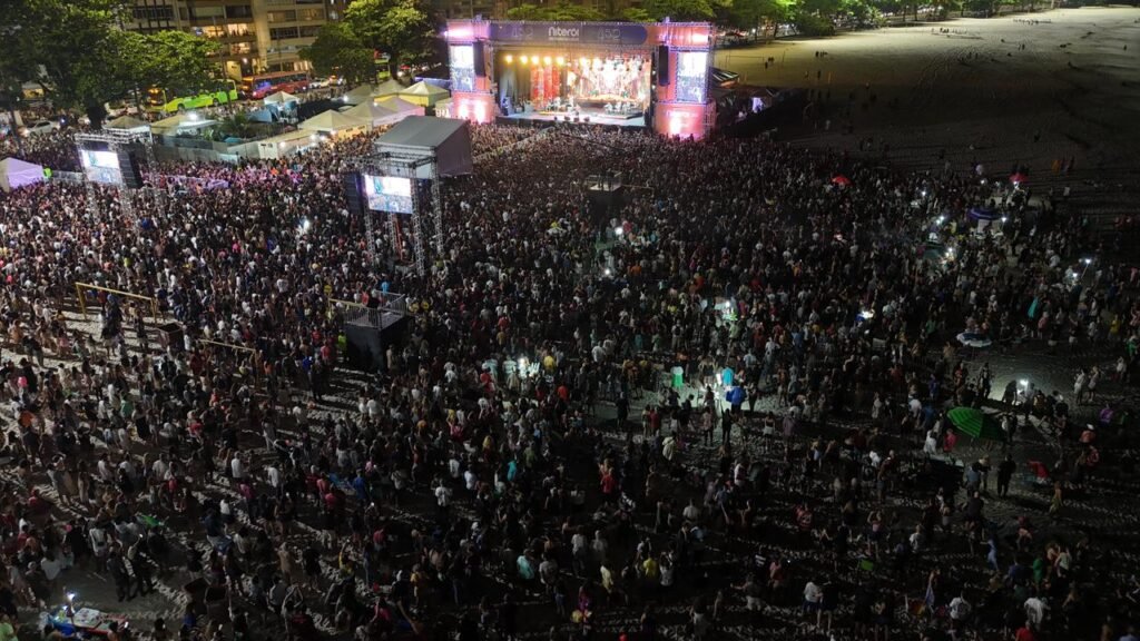 Zeca Pagodinho lota Icaraí no aniversário de Niterói