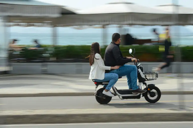 Capacete, placa e habilitação: o que muda para quem usa ciclomotores