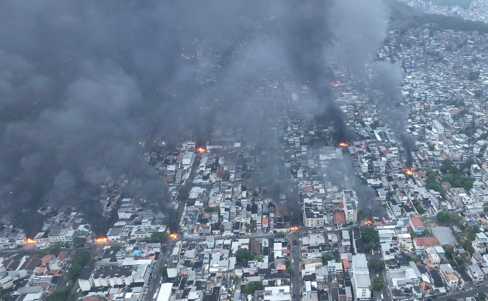 RJ: Imagens de drones mostram cenário de guerra causado por criminosos no Complexo da Penha