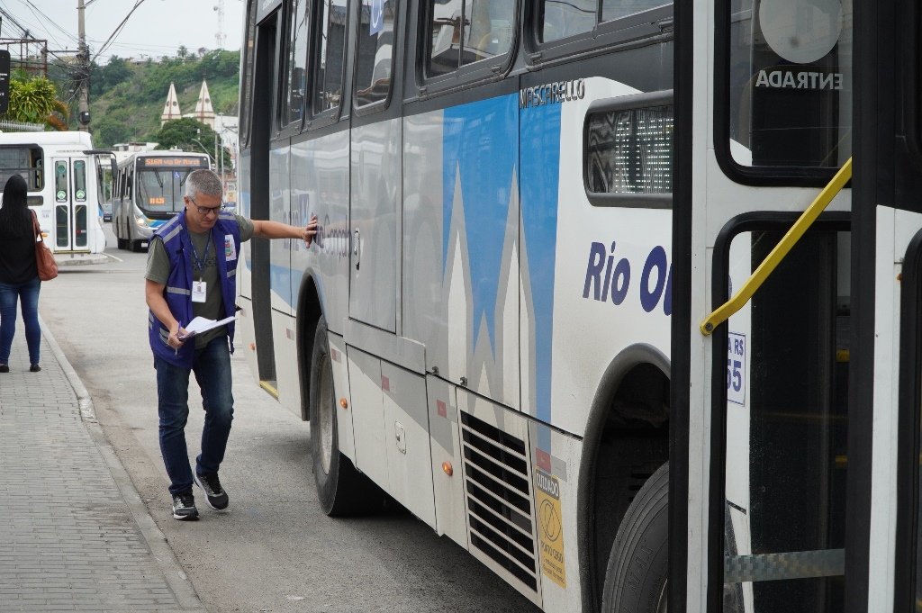 Fiscalização flagra irregularidades em ônibus no Centro de São Gonçalo