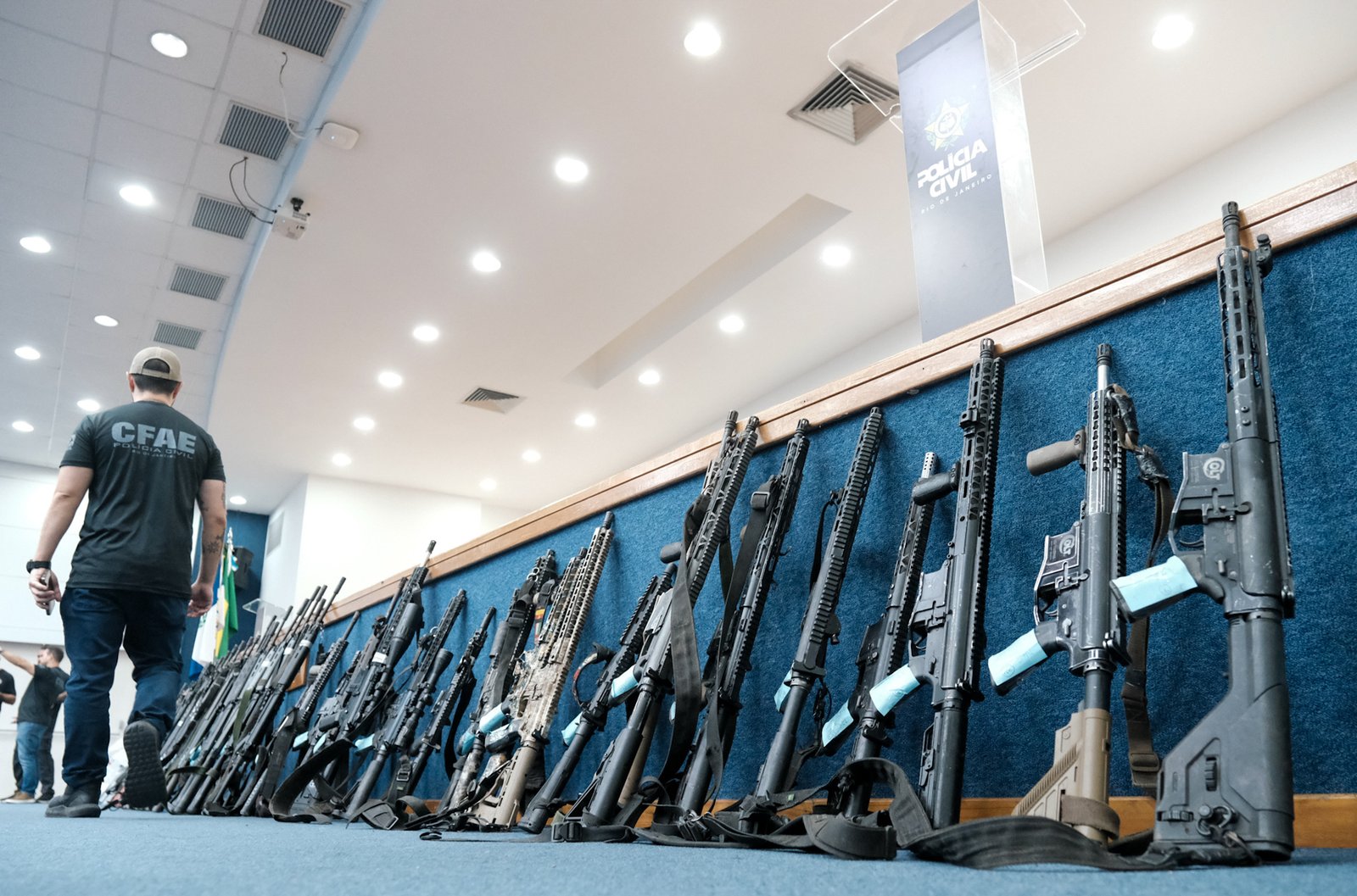 Megaoperação no Rio desmonta poder bélico do Comando Vermelho: 93 fuzis apreendidos