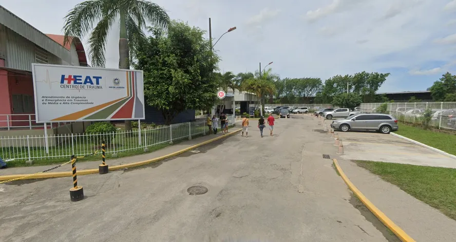 Van colide com muro e deixa 12 feridos em São Gonçalo