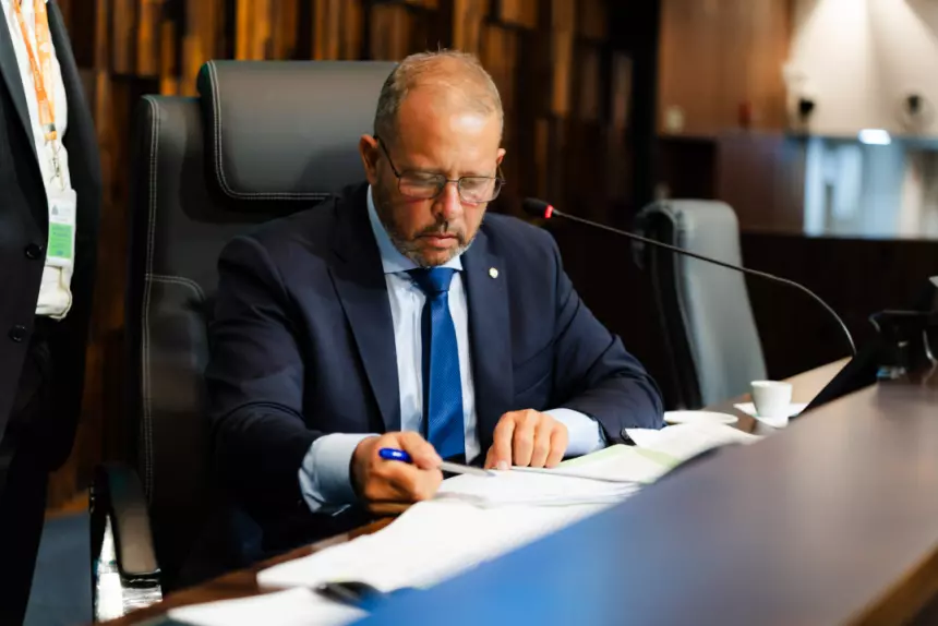 Presidente da Alerj, Guilherme Delaroli  exonera assessores ligados a Bacellar