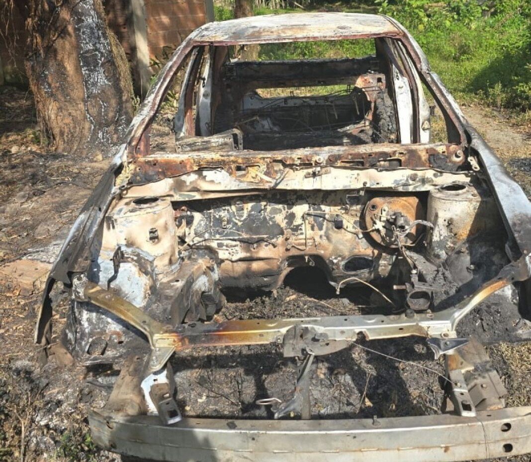 Carro usado em sequestro de jovem em Niterói é encontrado carbonizado na Baixada
