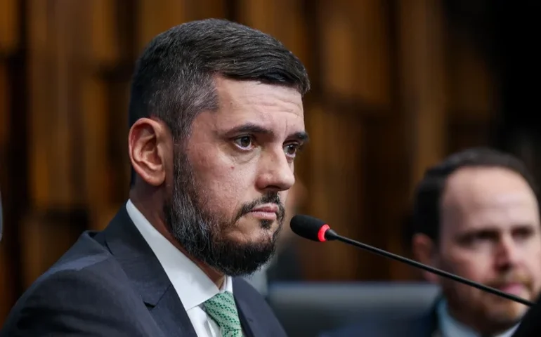 Deputados trocam acusações durante discussão sobre futuro da presidência da Alerj