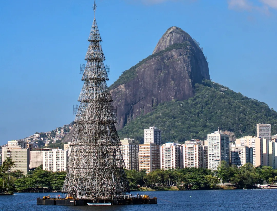 Calor intenso marca véspera de Natal no Rio, com temperaturas próximas de 40°C