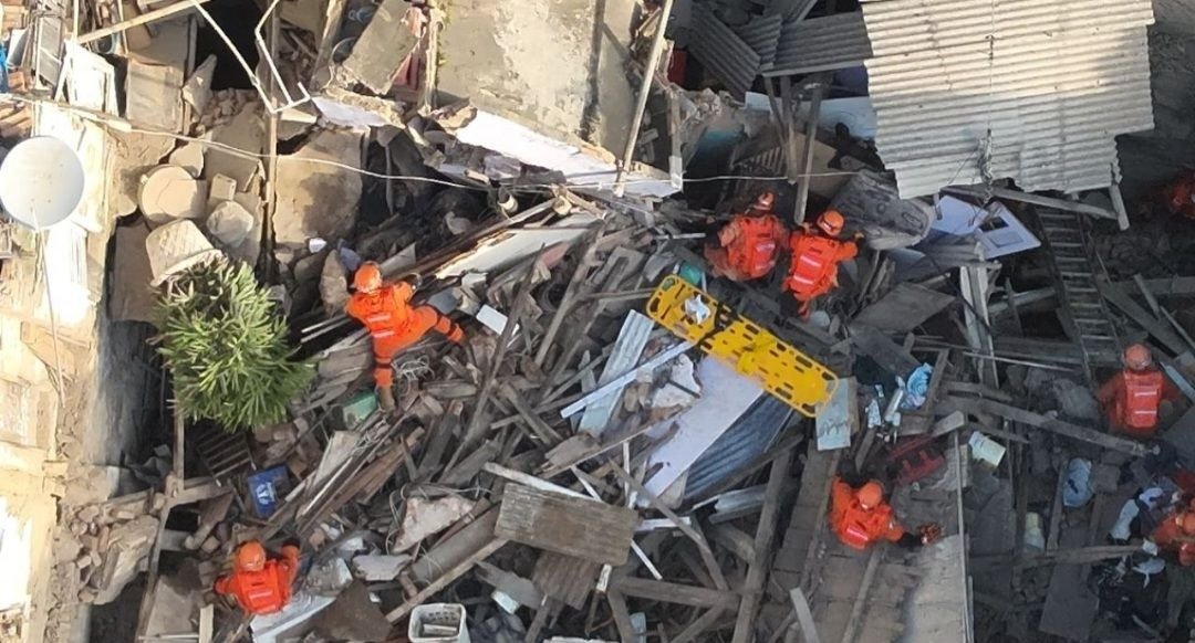 Sobrado desaba na Zona Sul do Rio e mobiliza grande operação de resgate