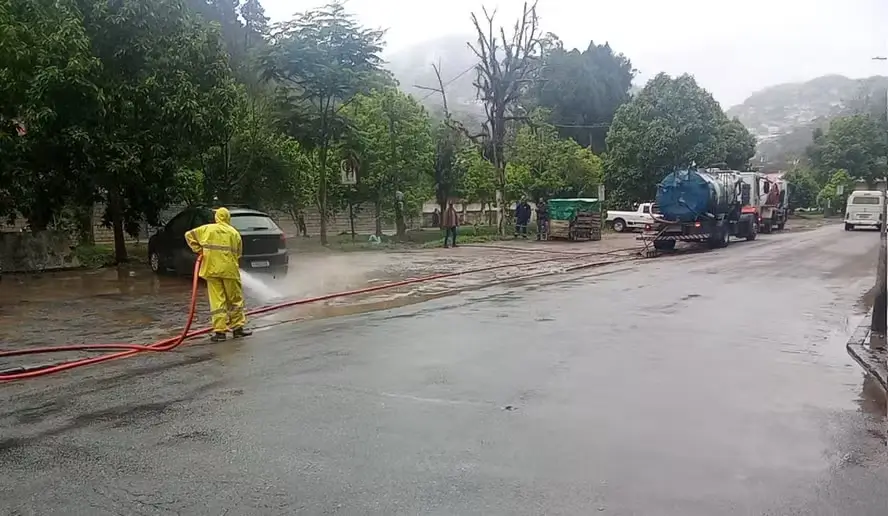 Com previsão de mais chuva, Petrópolis segue em estágio de atenção