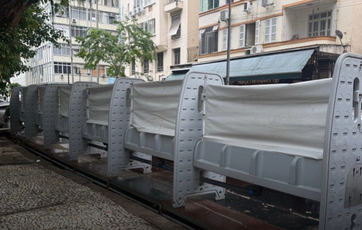 RJ: Instalação de mictórios no Largo do Machado chama atenção, mas prefeitura esclarece montagem para o Carnaval 2026