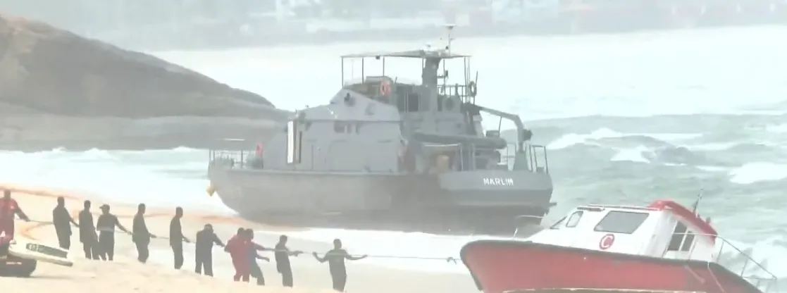 Rio: Navio da Marinha do Brasil completa 2 dias encalhado em praia da Zona Sudoeste
