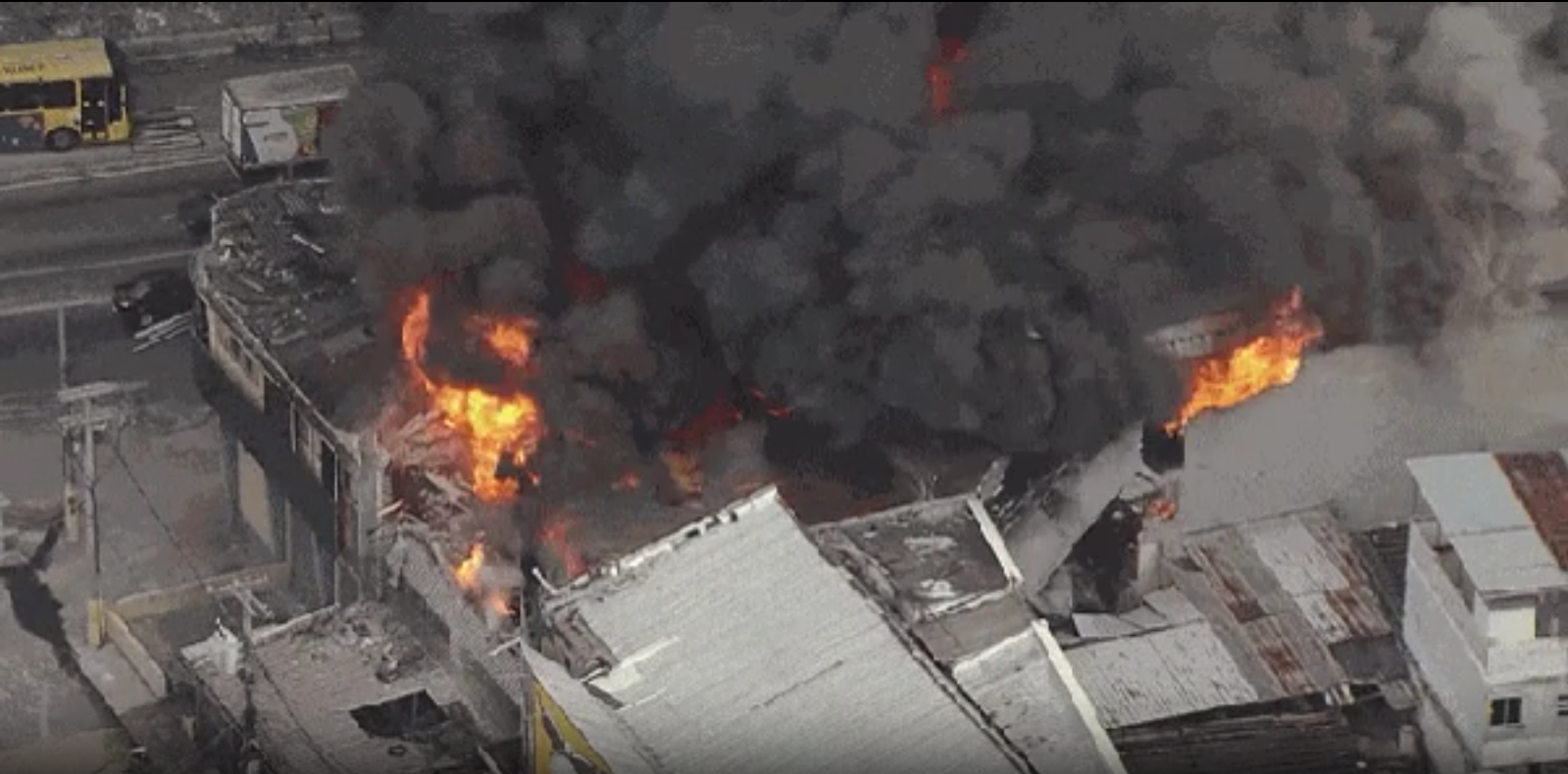 Rio: Incêndio de grandes proporções atinge loja perto da Avenida Brasil